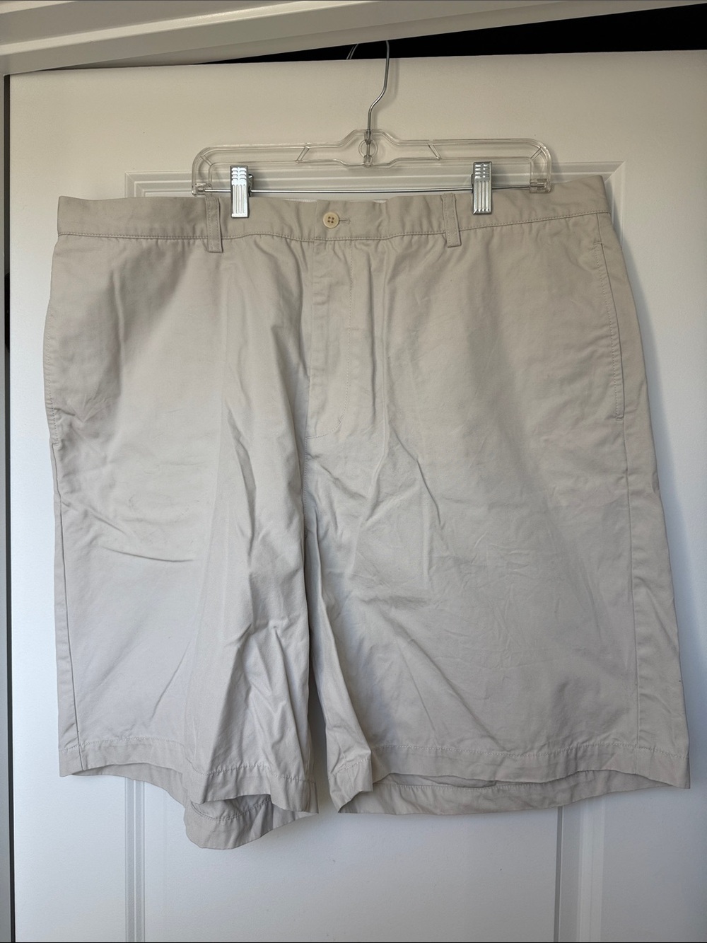 Vineyard Vines Menโs Light Khaki Flat-Front Shorts Size 42